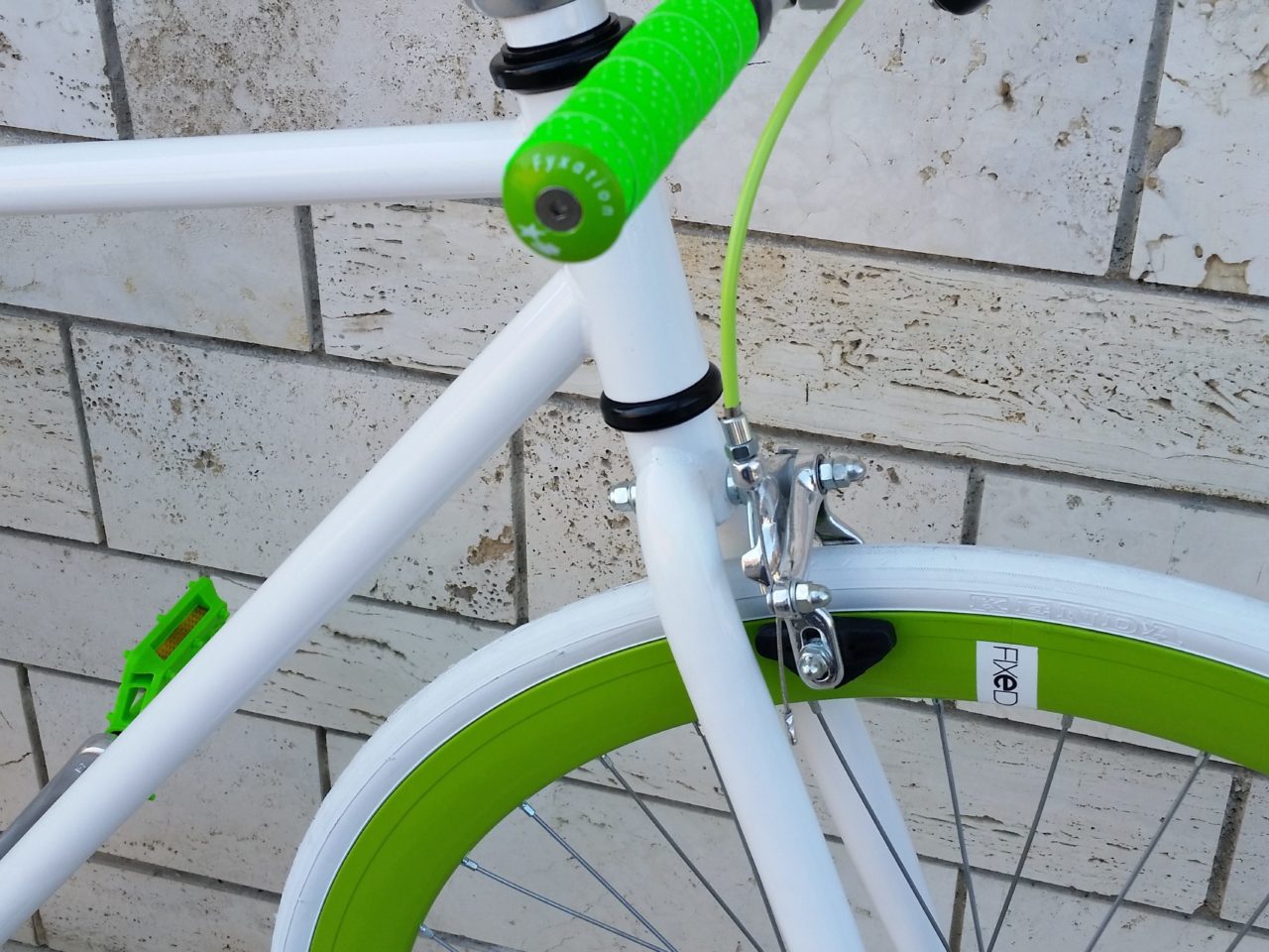 bicicletta con tre topi verdi